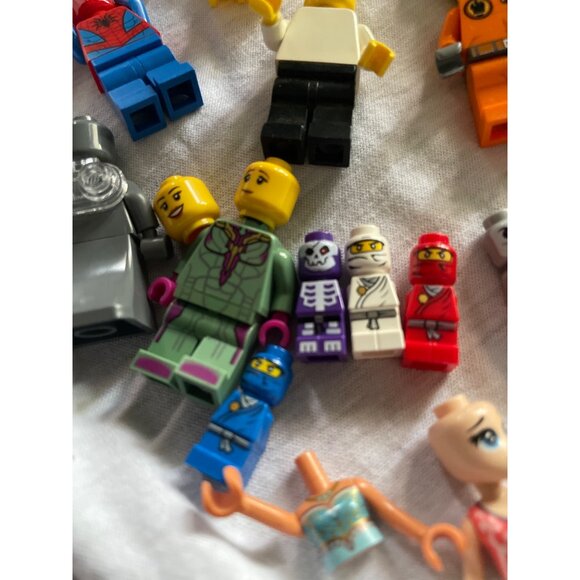 LEGO Minifigure Bundle 20 Pieces Mixed Themes & Characters - Picture 13 of 15